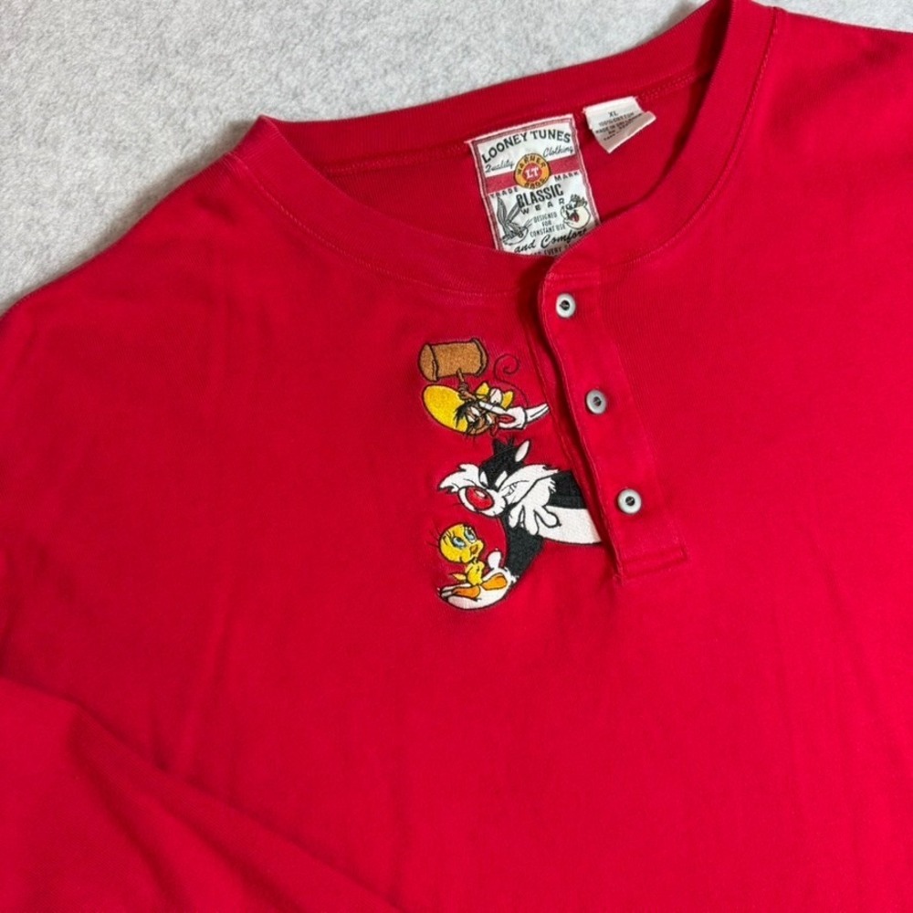 Vintage 90s Looney Tunes Mens XL Red Henley Wile E Coyote Sylvester Tweety Shirt